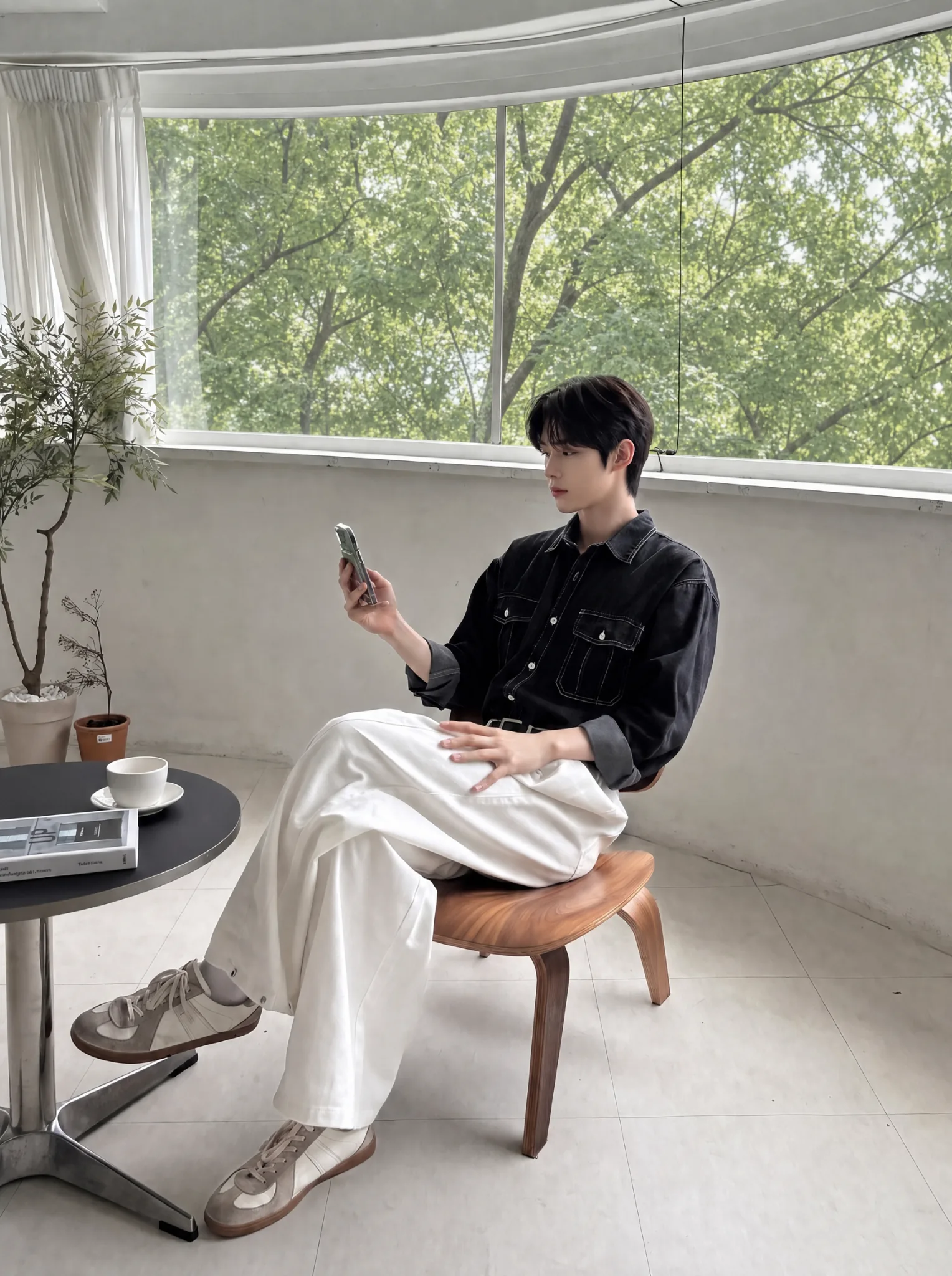 남성 모델 얼굴·창문 배경 변경 후